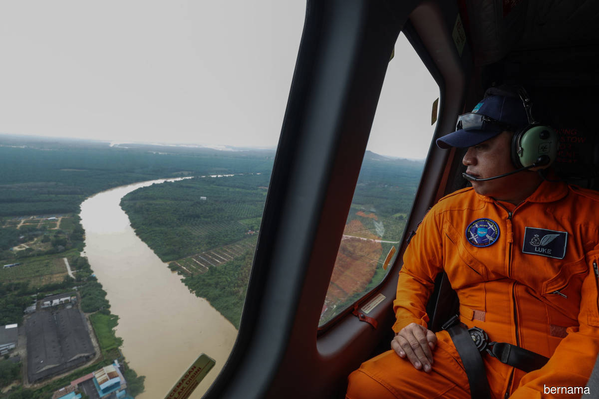 A file photo of police monitoring the floods in Johor on a helicopter.